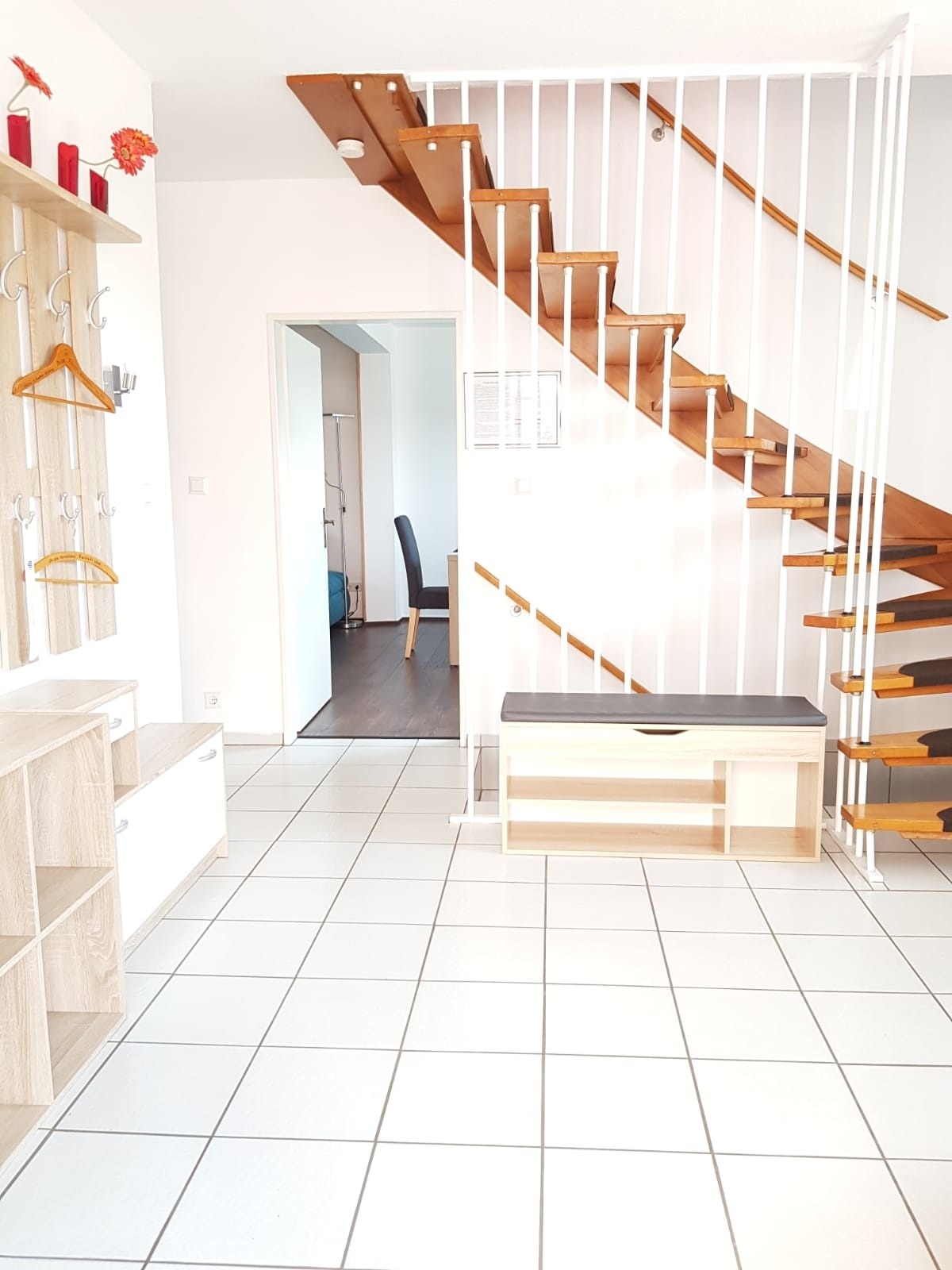 Eingangsflur mit Treppe nach oben und Blick ins Esszimmer