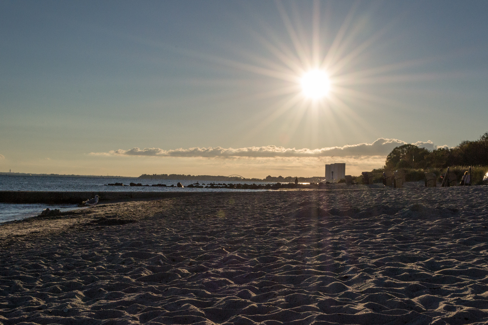 Abendsonne am Strand auf Fehmarn mit Blick zur Fehmarnsundbrücke